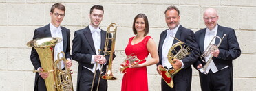 Das Blechbläser-Quintett Harmonic Brass: "Sommerreise" (Foto: Mathis Beutel) Man sieht vier Männer und eine Frau mit Blasinstrumenten.