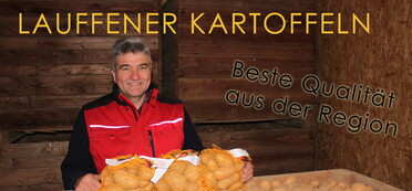 Herr Albrecht Rieß hinter einem großen Haufen Kartoffeln