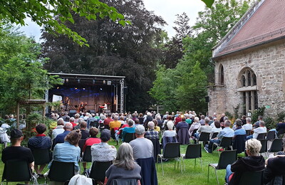 Jazz vom Feinsten mit einem Publikum, das ein Ambiente vom Feinsten genießt: im Klostergarten zwischen Zaberufer und historischem Klosterhof-Gebäude (Foto: Bettina Keßler)