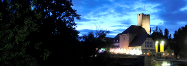 Lauffener Rathausburg bei Nacht mit Veranstaltungsbeleuchtung (Foto: Stadt Lauffen a.N.)