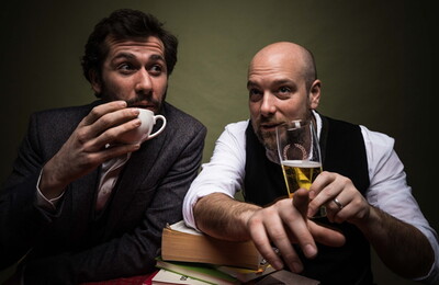 Stefan Leonhardsberger & Stephan Zinner mit ihrer Lesung "Kaffee und Bier" (Foto: Luis Zeno Kuhn)