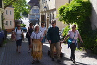 Heide Böhner (vorne links) eröffnete mit ihrem Märchenspaziergang die Veranstaltungsreihe der Kulturregion 2022.