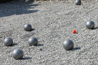 Boulekogeln auf einem Bouleplatz