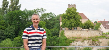 Gästeführer Günter Schlag vor der Lauffener Rathausburg