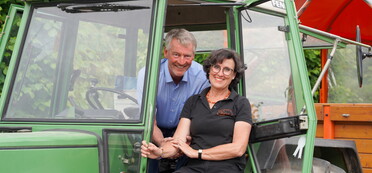 Gästeführer Gotthard und Martina Buck auf dem Traktor