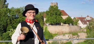 Gästeführerin Andrea Täschner vor der Lauffener Rathausburg