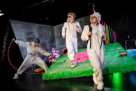 Württembergische Landesbühne: Szenenfoto aus "Das NEINhorn" (Schauspielerin in flauschigem weißen Einhornkostüm)