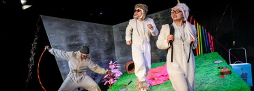 Württembergische Landesbühne: Szenenfoto aus "Das NEINhorn" (Schauspielerin in flauschigem weißen Einhornkostüm)