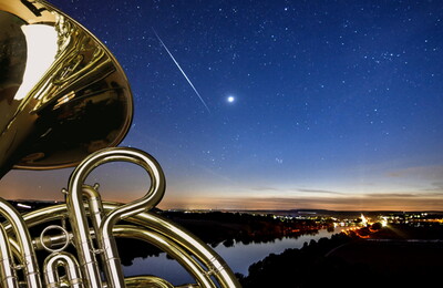 Sommernachtskonzert der Musikschule Lauffen a. N. und Umgebung (Beschreibung: links Horn, im Hintergrund Blick auf den Sternenhimmel überm Neckartal)