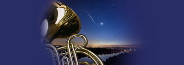 Sommernachtskonzert der Musikschule Lauffen a. N. und Umgebung (Beschreibung: links Horn, im Hintergrund Blick auf den Sternenhimmel überm Neckartal)