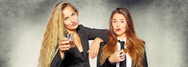 Das Kabarett-Duo Suchtpotenzial (Ariane Müller, Julia Gámez Martin) mit dem Programm "Sexuelle Belustigung"