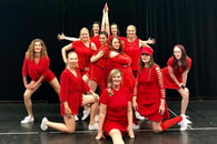 Die Hotsteppers sind die Showtanzgruppe der Neckarsulmer Sportunion (zu sehen sind Tänzerinnen in roten Kostümen)