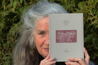 Abbildung von Leonore Welzin mit dem neuen Musenalalmanach in Händen