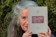 Abbildung von Leonore Welzin mit dem neuen Musenalalmanach in Händen