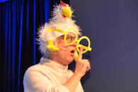Patricia Prawit verkleidet als "Rap-Huhn" mit Hühnermütze und großer Brille