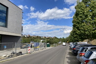 Blick auf die Straße Richtung Kreisverkehr. Auf der linken Seite des Bildes ist der Neubau des Drogeriemarktes zu sehen.