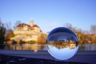 Lauffener Rathausburg gespiegelt in einer Glaskugel