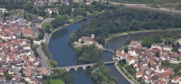 Luftbildaufnahme des Lauffener Stadtgebiets mit Neckar, Alter Neckarbr&uuml;cke, St&auml;dtle und Dorf