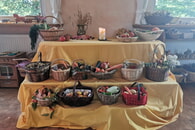 Auf dem Foto kann man die mitgebrachten Körbchen für unser Ernte-Dank-Fest sehen.