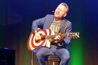 Kabarettist Tobias Mann bei seinem Auftritt im Lauffener Klosterhof am 23.9.23