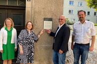 An mittlerweile rund 70 Gebäuden und Objekten informieren Tafeln über die Geschichte der Stadt v.l.n.r. Bürgermeisterin Sarina Pfründer, Amtsleiterin Bettina Keßler, Heimatvereinsvorsitzender und Stadtrat Jürgen Reiner, Amtsleitung Stadtbauamt, Stadtbaumeister Helge Spieth