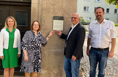 An mittlerweile rund 70 Gebäuden und Objekten informieren Tafeln über die Geschichte der Stadt v.l.n.r. Bürgermeisterin Sarina Pfründer, Amtsleiterin Bettina Keßler, Heimatvereinsvorsitzender und Stadtrat Jürgen Reiner, Amtsleitung Stadtbauamt, Stadtbaumeister Helge Spieth