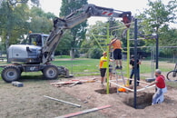 Das routinierte Bauhof-Team beim Aufbau der Anlage