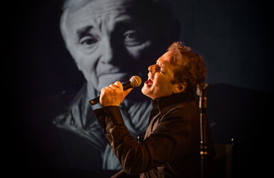 Sänger Stephan Hippe in seinem Biographical "CHARLES und wie er die Welt sah" rund um Charles Aznavour