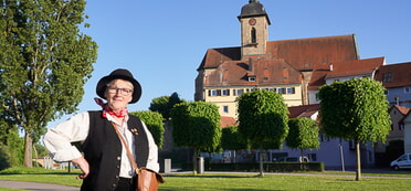 "Stadtbüttel Hillers Loui" (alias Gästeführerin Andrea Täschner) auf dem Kiesplatz vor der Regiswindiskirche