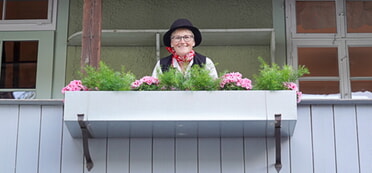 "Stadtbüttel Hillers Loui" (alias Gästeführerin Andrea Täschner) auf dem Balkon des Hölderlinhauses