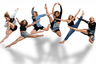 Tanzgruppe ImPulzz unter der Leitung von Nina Brauch und Josepha Bleibdrey (7 junge Tänzerinnen in bewegten Posen)