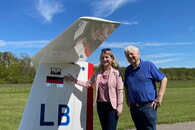 Bürgermeisteirn Sarina Pfründer mit dem Lauffener Manfred Laib vom Segelflieger Club