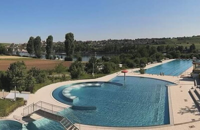 Das Freibad l&auml;dt bei Wassertemperaturen zwischen 23 und 24 Grad zum Baden ein