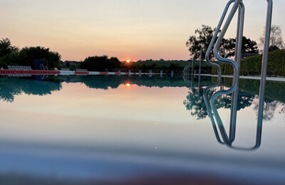 Foto: Sven Deininger aus dem Wettbewerb zum Foto des Jahres 2023: Sonnenaufgang beim Fr&uuml;hschwimmen im Freibad