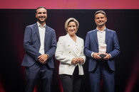 Ein Meilenstein für wegweisende KI-Innovationen aus Baden-Württemberg - Dr. Nicole Hoffmeister-Kraut übergab den Preis „KI-Champions BW 2025“ an Timo Gessmann (rechts), CTO SCHUNK, und Henry Kistenmacher (links), Product Sales Automation Cells.   Bildquelle: Ferdinando Iannone