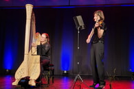 Harfenistin Charlotte Bommas mit Violinistin und Moderatorin Nanna Koch
