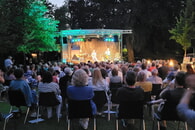 Blick auf die Bühne beim Kultursommer 2024 am Lauffener Klosterhof