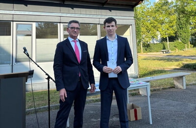 Erster Bürgermeister-Stellvertreter Axel Jäger konnte Henrik Reitz den Abiturpreis der Stadt Lauffen a.N.  in Deutsch 