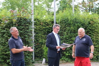 Gemeinsam mit dem 1. Vorsitzenden des DLRG, Ulrich Blattert, konnte 1. Bürgermeister-Stellvertreter Axel Jäger Robert Aichroth die Verdienstmedaille der Stadt Lauffen a.N. in Gold überreichen 