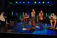 Die Band CARA beim gemeinsamen Finale mit Andrew Cadie