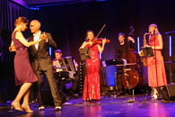 Tango Unlimited mit "Tangogeschichten" beim Lauffener Kultursommer 2025 (vlnr.): Markus Herzer (Piano), Martina Beilharz und Daniel Canuti (Tanz), Ulrich Schlumberger (Akkordeon), Amy Lungu (Geige), Steffen Hollweger (Bass), Ruth Sabadino (Saxophon und Moderation), Christoph Sabadino (Schlagzeug).