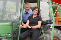 Die Weinerlebnisführer Martina und Gotthard Buck im Zugfahrzeug ihres Planwagens "Katzenbeißer-Carrus". 