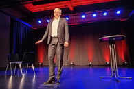 Der Kabarettist Mathias Tretter spielt sein aktuelles Programm "Souverän" im Klosterhof