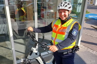 Die Mitarbeiterin des KOD - Kommunalen Ordnungsdienstes - Margot Fröhlich mit dem neuen e-Bike