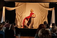Theater HERZeigen: Szene aus "Das Traumfresserchen" mit Prinzessin Schlafittchen (Sophia Müller) und den König (Gwendolin Stisser).