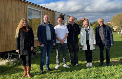 v.r.n.l. Ehrenbürger Heinz-Dieter Schunk, Bürgermeisterin Sarina Pfründer, Kinderfarm-Leiter Andreas Weberruß, Gesamtleitung Hort- und Kernzeit Moritz Mietzner,  Stefan Mühleck, Head of HR-Marketing & Vocational Education Fa. Schunk, Amtsleiterin Büro Bürgermeisterin Carlotta Drechsler