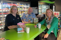 v.l.n.r. Tamara Otto, die Pächterin der ARAL Tankstelle, Thomas Oliver Huber, Vorsitzender Gewerbeverein und Bürgermeisterin Sarina Pfründer