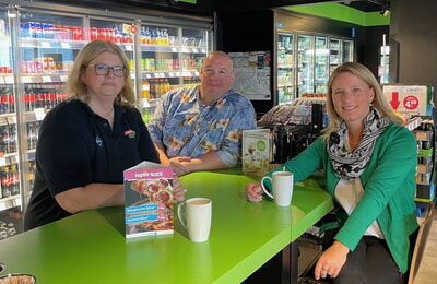 v.l.n.r. Tamara Otto, die Pächterin der ARAL Tankstelle, Thomas Oliver Huber, Vorsitzender Gewerbeverein und Bürgermeisterin Sarina Pfründer
