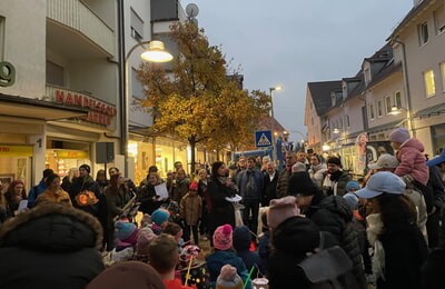 Die Kinder des katholischen Kindergartens St. Paulus erzeugten mit einer Klanggeschichte und Laternenliedern die ganz besondere Martini-Stimmung