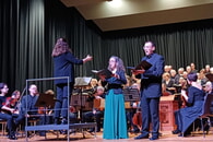 Der Chor der Regiswindiskirche singt den "Messias" von G.F. Händel unter der Leitung von Katharina Linn. Im Vordergrund die Altistin Sandra Stahlheber und Tenor Daniel Schreiber. Es spielt das Ensemble Primavera.